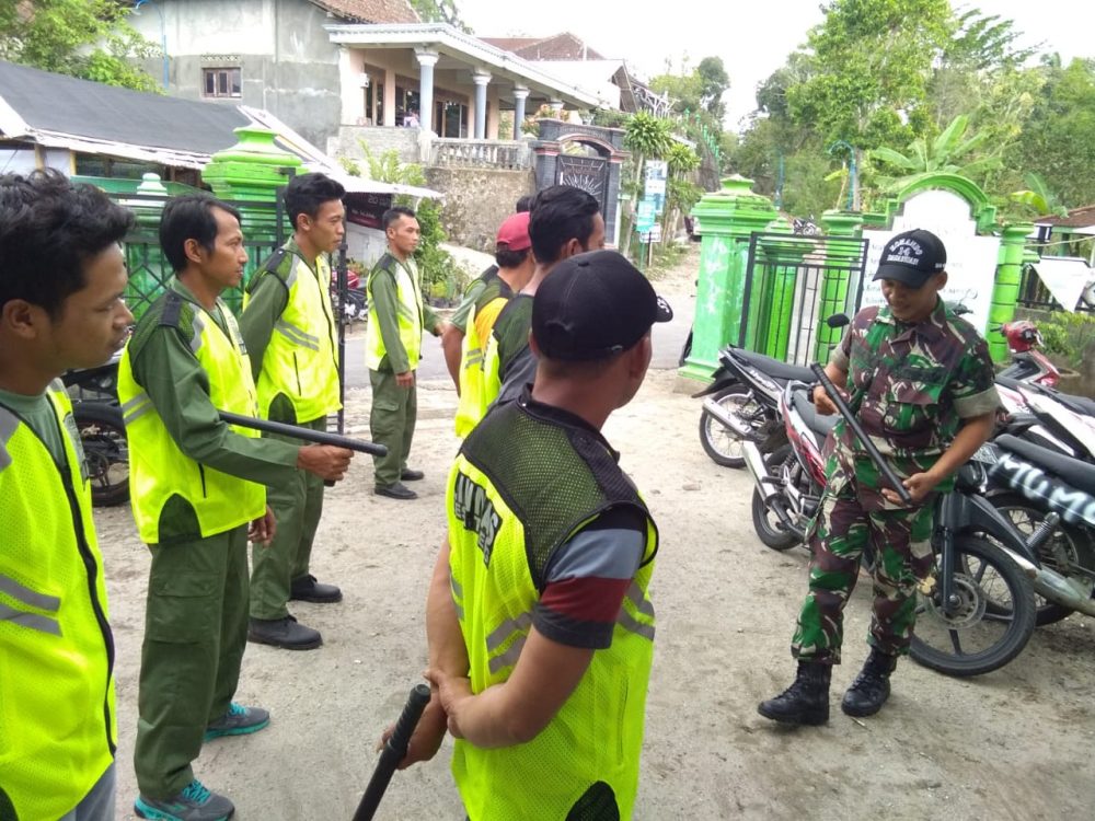 Tingkatkan Disiplin Linmas, Babinsa Tileng Beri Pelatihan PBB Dan Wasbang