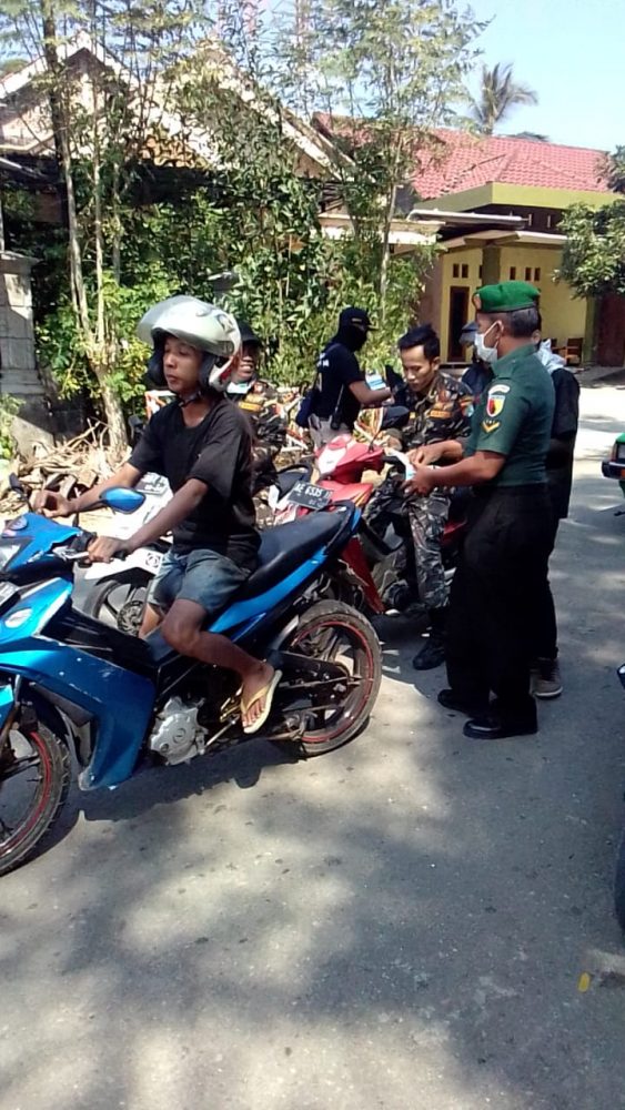 Anggota Koramil  Pacitan Bagikan masker dan Selebaran Upaya Memutus Mata Rantai Penyebaran penyakit Hepatitis A