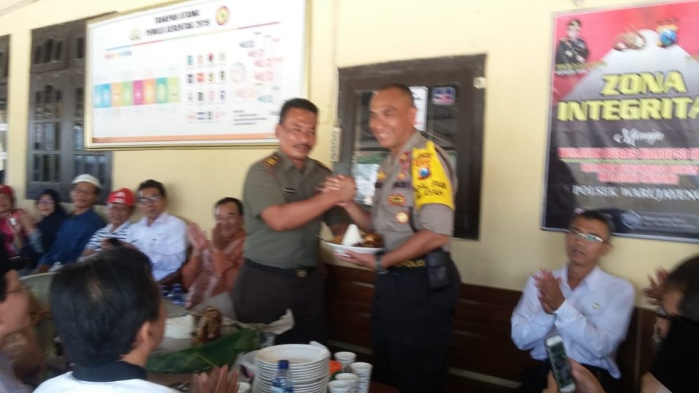 Danramil 0810/10 Tanjunganom menhadiri acara syukuran HUT Bhayangkara ke 73 di Mapolsek Warujayeng
