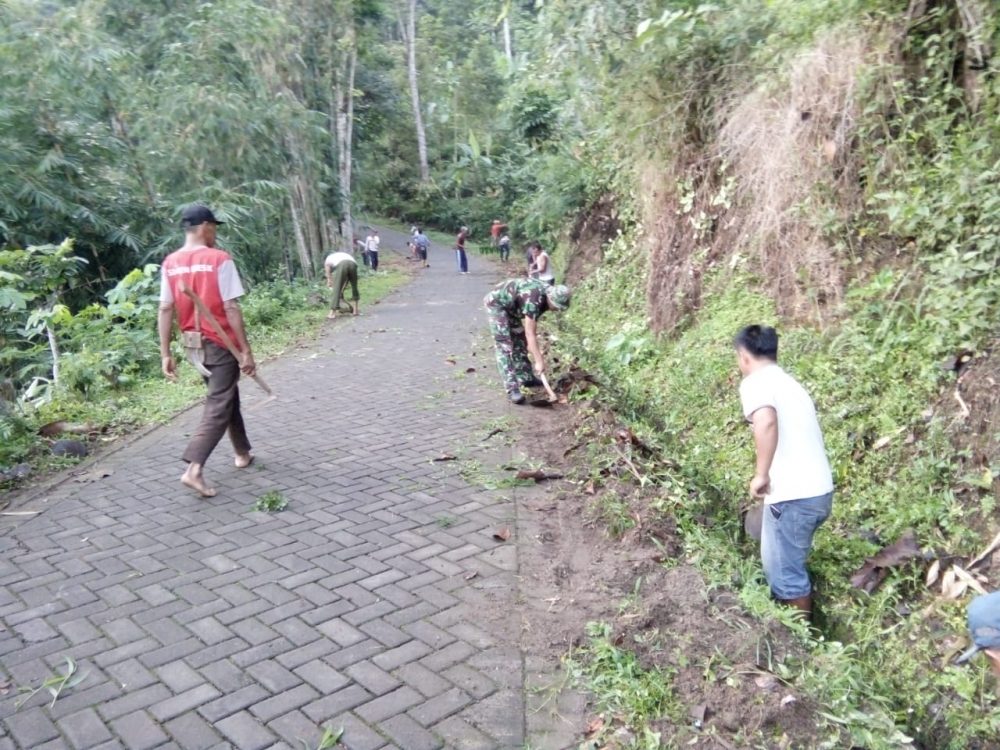 Babinsa Koramil Ngebel Kerja Bakti Bersihkan Jalan Desa