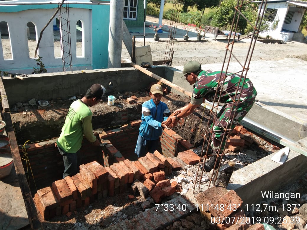 Babinsa Membantu Merehap Rumah Warga Di Desa Binaan