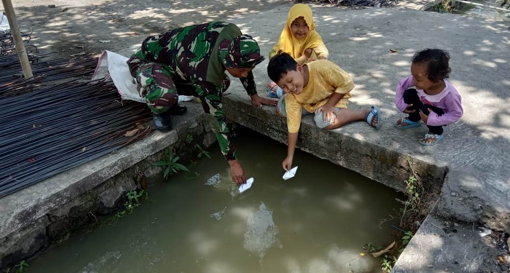 Satgas TMMD Yang Pandai Mengambil Hati Anak-Anak