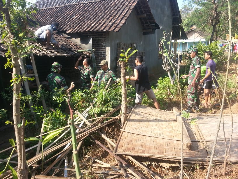 BABINSA KORAMIL PULUNG BANTU PERBAIKI RUMAH WARGA