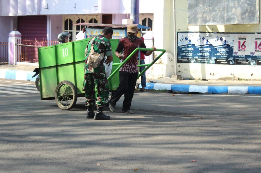 Inspiratif, Prajurit TNI Bagikan Nasi Bungkus Gratis Ke “Wong Cilik”