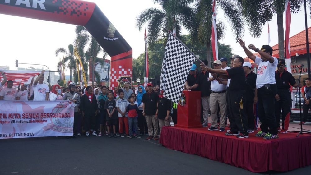 Personel dan Ibu Persit Yonif 511/DY Mengahadiri Jalan Santai Di Pemkot Blitar