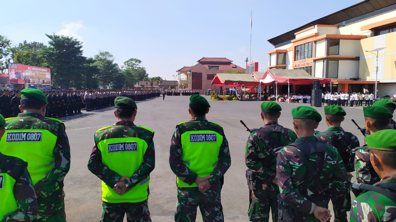 Dandim dan Plt Bupati Dampingi Kapolres Tulungagung Pimpin Apel Konsolidasi Pengamanan Pilkades Serentak 2019   