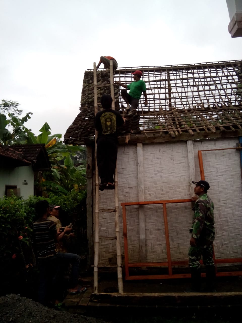 Serda Robik Asnan Dampingi Warga Perbaiki Rumah Lansia 78 Tahun