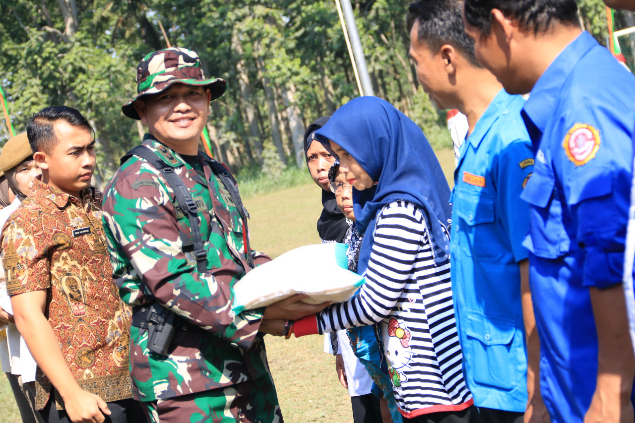 Bupati Blitar dan Dandim 0808/Blitar Didampingi Forpimda berikan Baksos Program TMMD ke 105