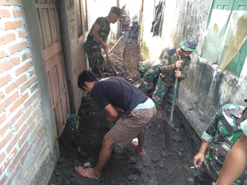 Sinergitas Koramil Muntilan Dan Warga Bersih-Bersih Parit