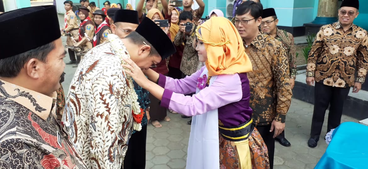 Kenthongan Racana IAIN Purwokerto Sambut Menteri Agama
