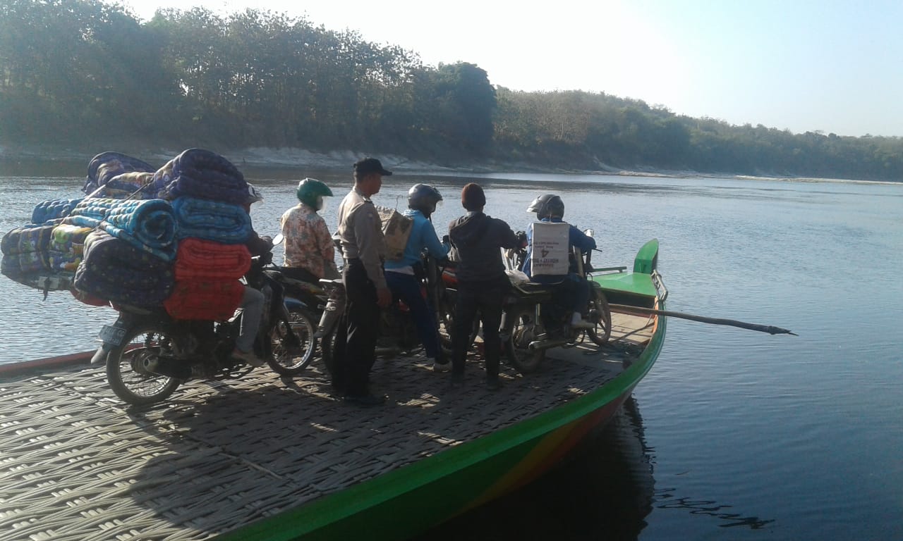 Bhabinkamtibmas Polsek Kradenan Polres Blora, Pantau Jalur Penyeberangan Sungai Bengawan Solo Jateng – Jatim.