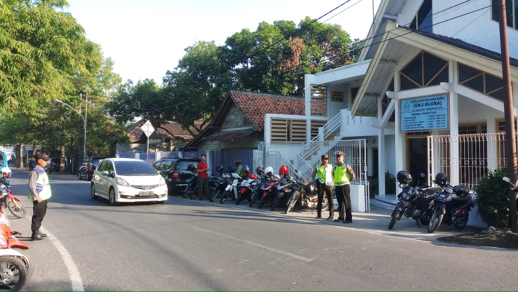 Jamin Kenyamanan Saat Ibadah, Polres Blora Amankan Gereja.