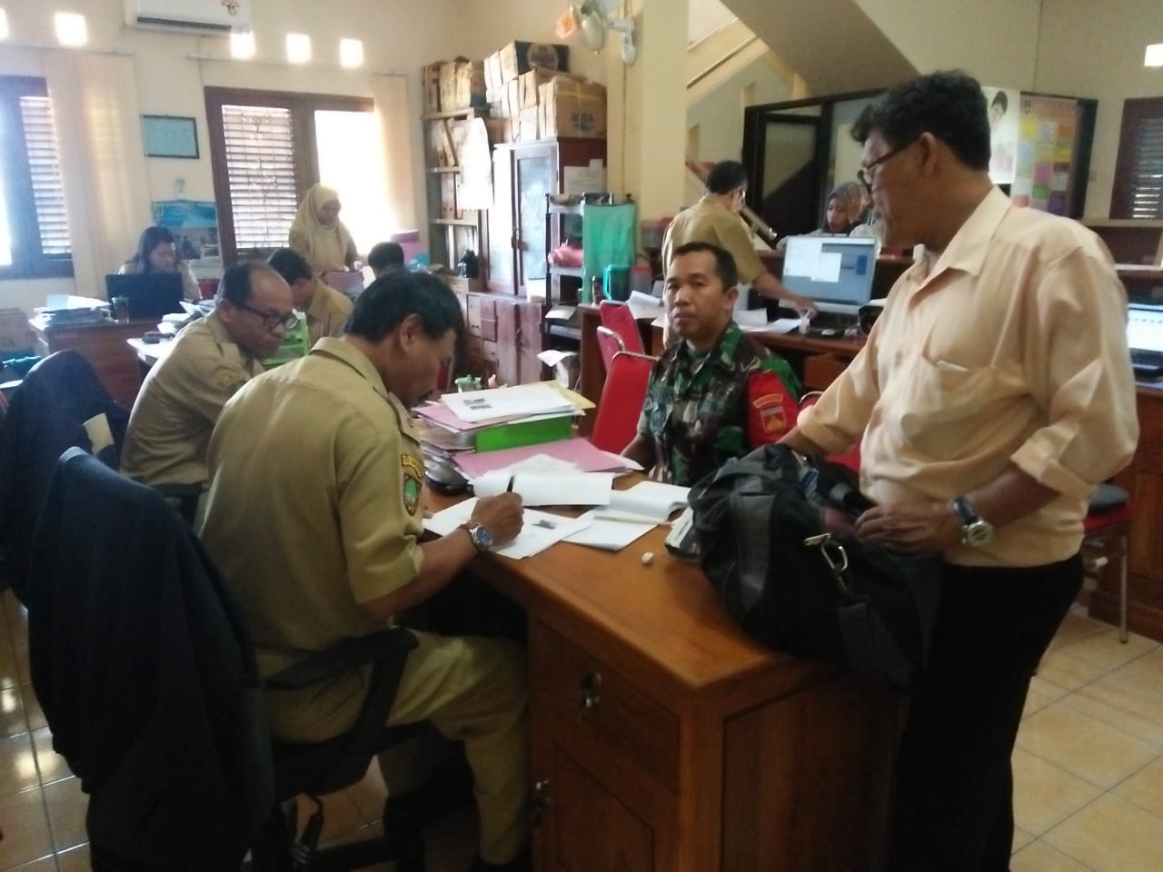 Jalin Sinergitas, Babinsa Kelurahan Joyotakan Koramil 03/Serengan Komsos di Kantor Kelurahan