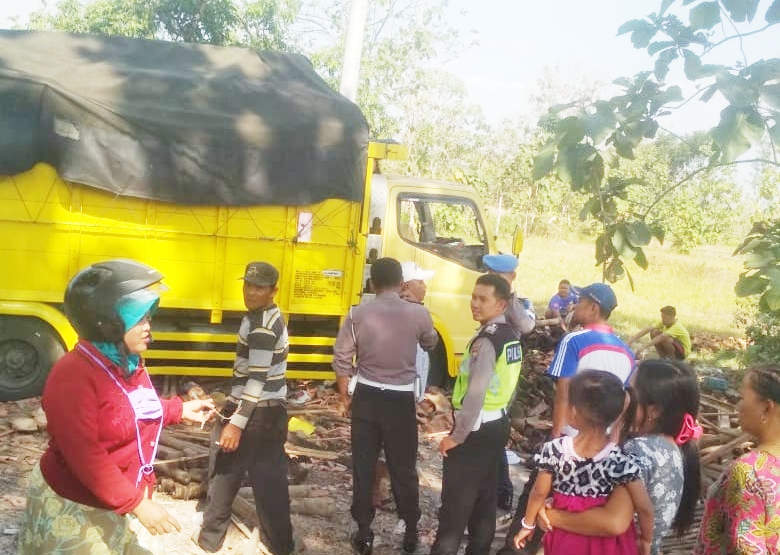 Pasca truk Menabrak Warung Penjual Kelapa Muda