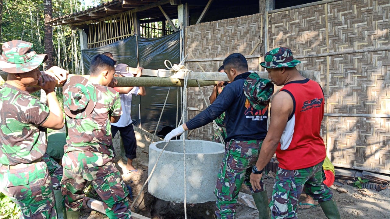 Budayakan Hidup Sehat Program TMMD Ke 105 Kodim 0808/Blitar Bangun Jamban Bagi Warga