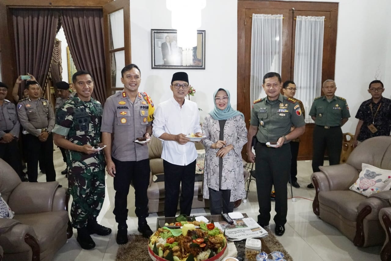 Dandim Ngawi Bersama Anggota Dan Kapolres Ngawi Beserta Jajarannya Berikan Kejutan Ultah Bupati Ngawi