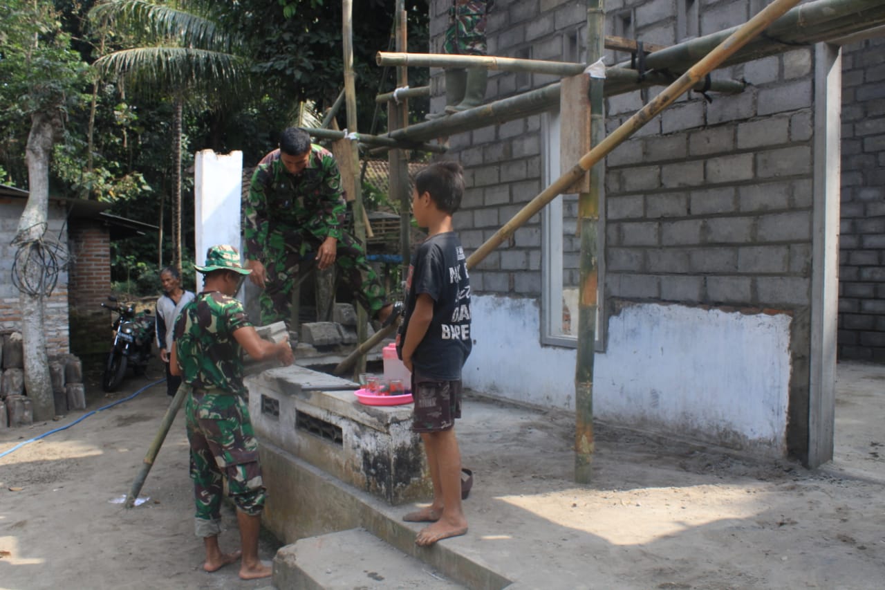 Luar Biasa, Bocah Kecil Ini berpartisipasi dalam TMMD Kodim 0808/Blitar
