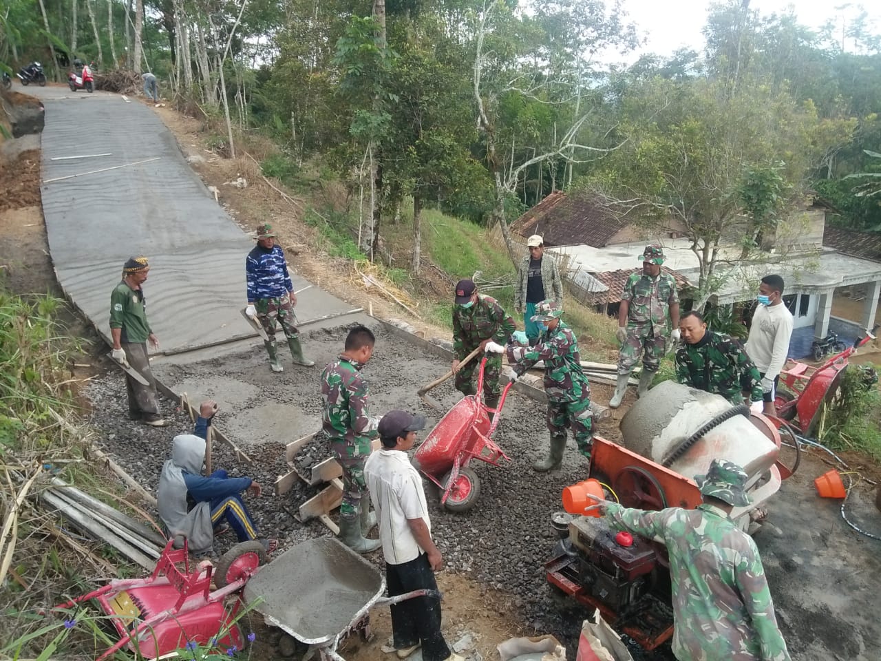 Sulit Medan Tak Jadi Penghalang Satgas TMMD Wujudkan Jalan Tembus