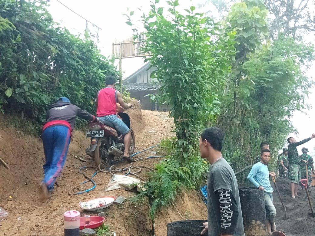Tak Hanya Fokus Bangun Jalan, Satgas TMMD Juga Sigap Bantu Warga