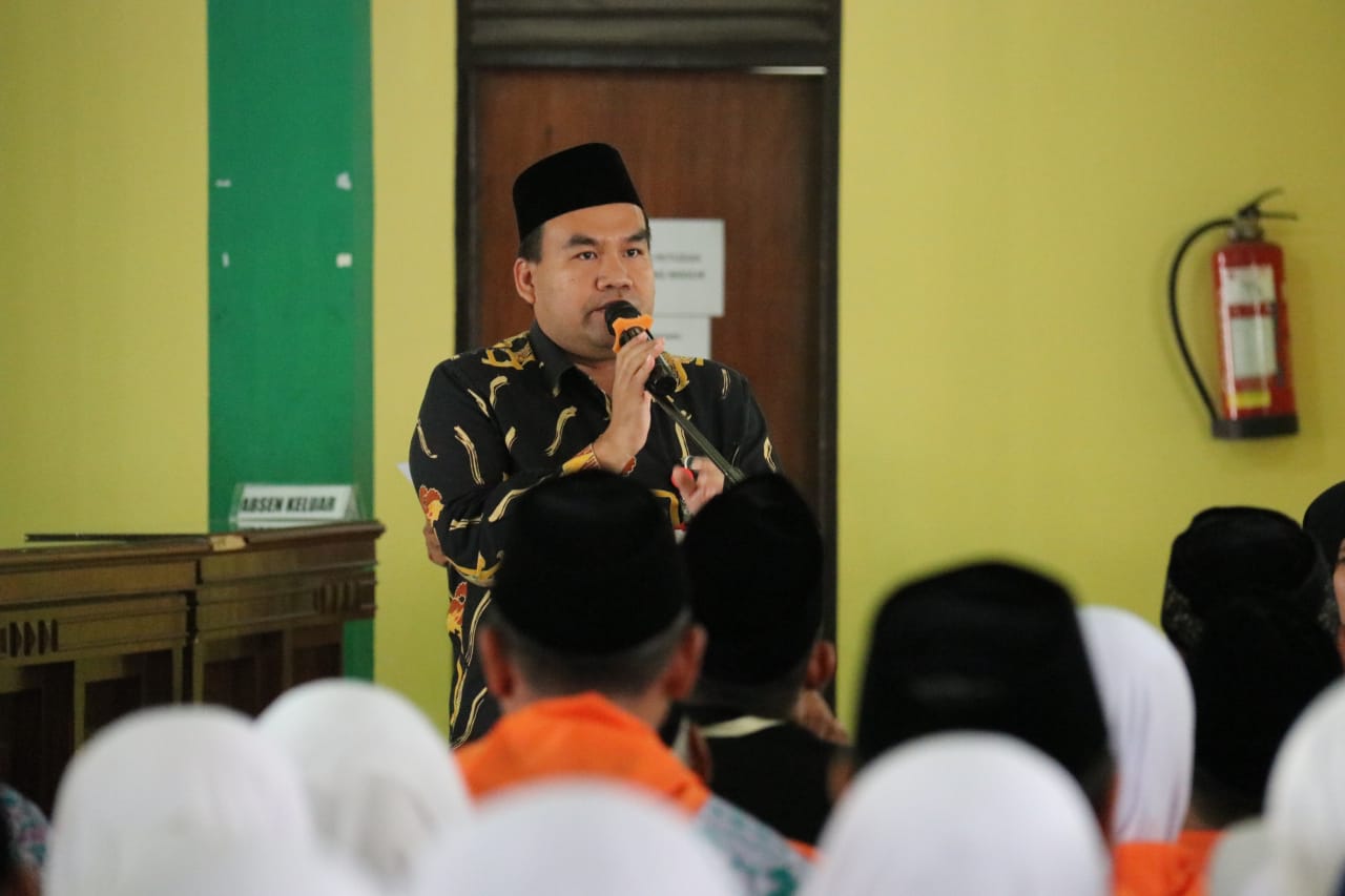 Ratusan Jamaah Calon Haji Blora Diberangkatkan ke Asrama Haji Donohudan untuk terbang ke Tanah Suci.