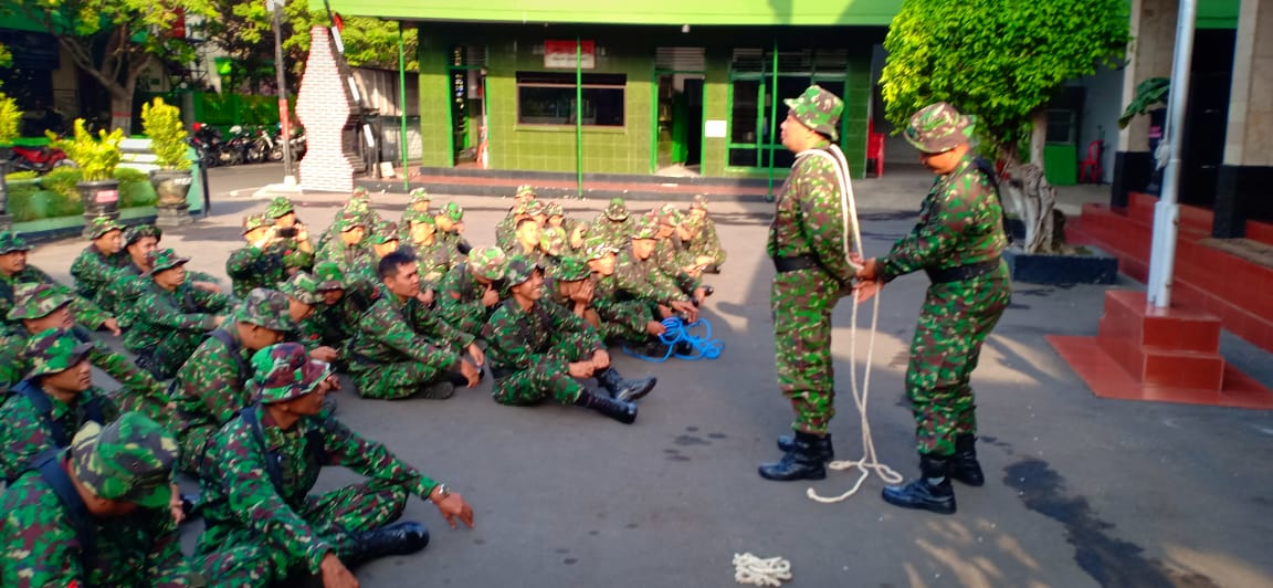 Jaga Kemampuan, Anggota Kodim Tulungagung Bekali Materi Tali Temali dan Hanmars