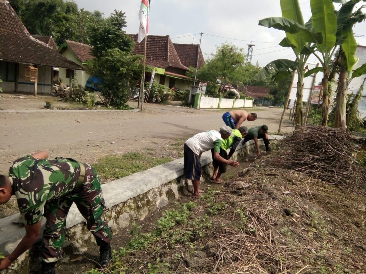Tingkatkan Hubungan Dengan Masyarakat Anggota Koramil 0805/02 Paron Kerja Bhakti Bersihkan Selokan