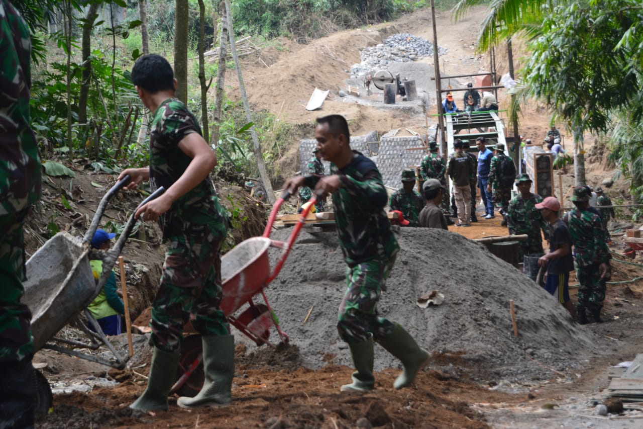 Demi Warga Karangbendo Anggota Satgas TMMD Kodim 0808/Blitar Tetap Bersemangat