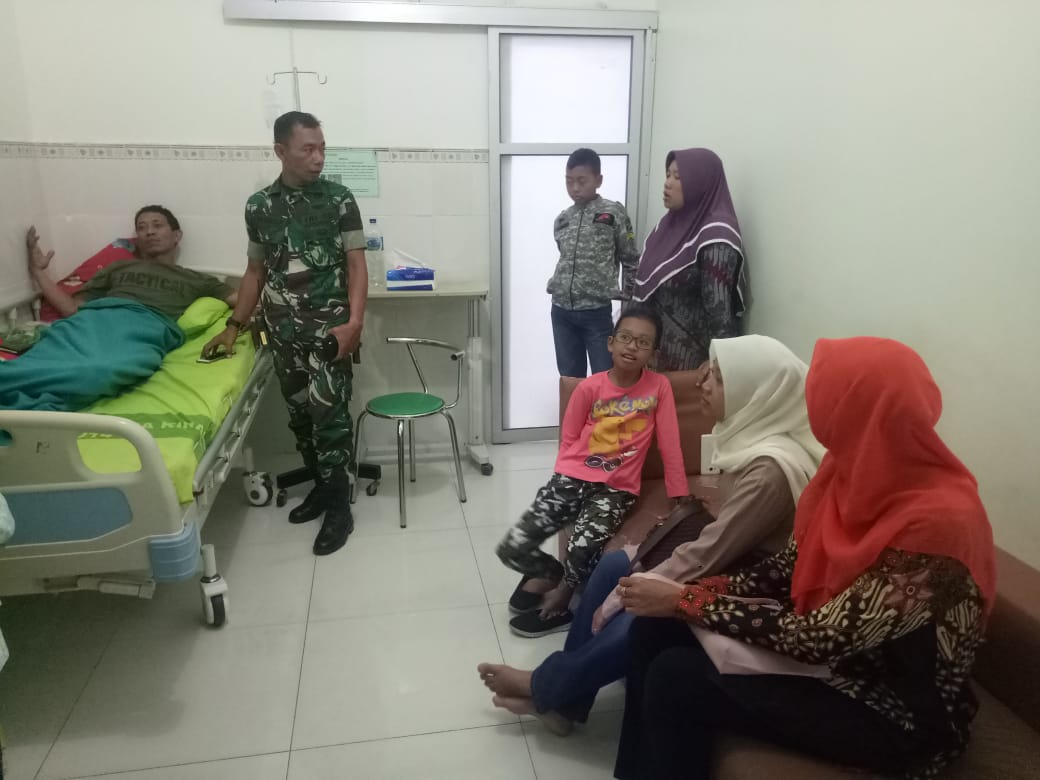Bentuk Perhatian Terhadap Anggota yang Sakit, Danramil Serengan Besuk Anggotanya