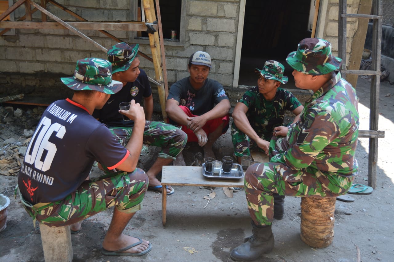 Satgas TMMD Kodim 0808/Blitar Bercengkrama Sambil Minum Kopi   
