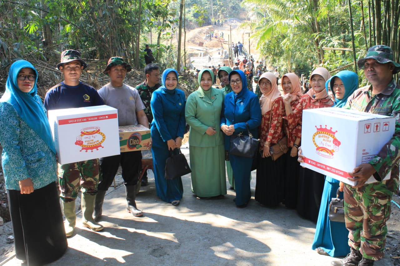 Ketua Persit Kartika Chandra Kirana Cabang XXII Kodim 0808/Blitar Berikan Semangat Anggota Satgas TMMD