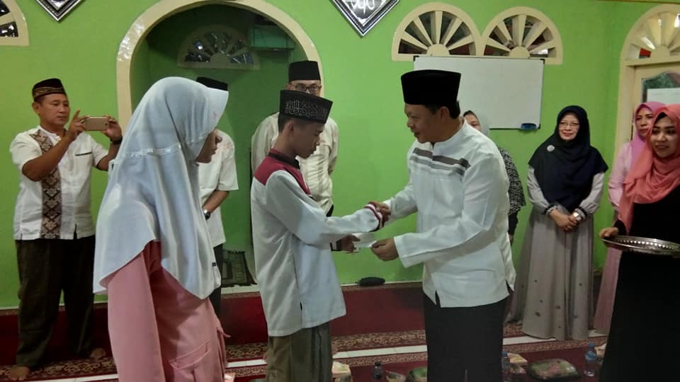 Ketua DPRD Lamsel Santuni Anak-anak Panti Asuhan