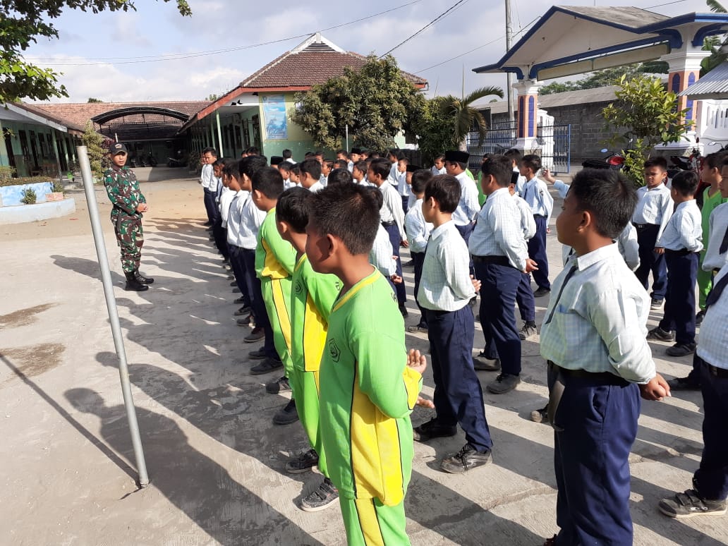 Serka Eko dan Sertu Suyud Bekali LBB Siswa Siswi MI Darussalam Ariyojeding