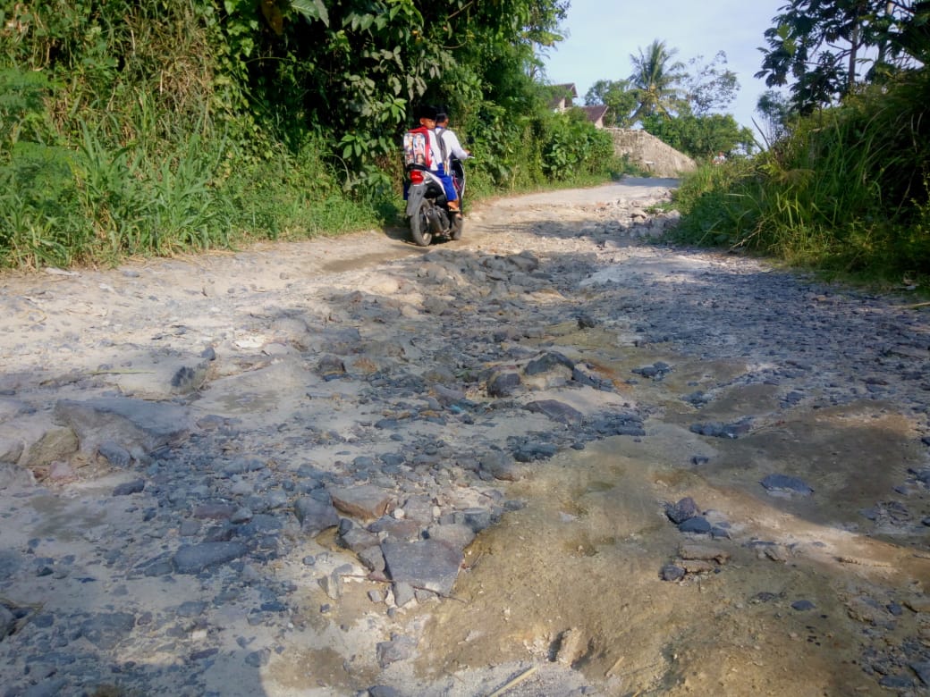 Puluhan Tahun Jalan Kabupaten Rusak Parah Pemdes Kemukus Ancam Gunakan DD Untuk Perbaikan