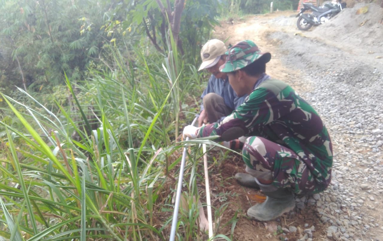 Prada Sigid Bantu Masyarakat Betulkan Saluran Air