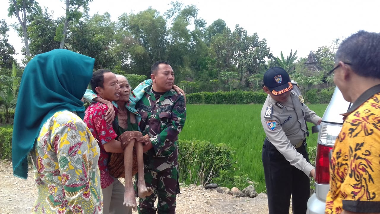 Sebagai Wujud Rasa Simpati Anggota Kodim 0805/Ngawi Bersama Dinas Terkait Kunjungi Warga Yang Sakit Menahun