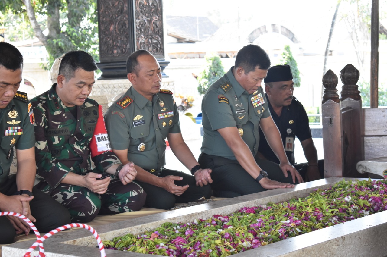 Danrem 081/DSJ Dampingi Mayjen TNI Suko Pranoto Ziarah ke Makam Proklamator