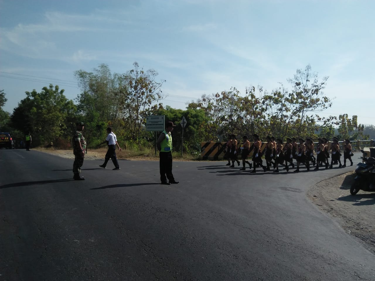 Danramil 0805/06 Kwadungan Berangkatkan Peserta Grak Jalan Tingkat Kecamatan
