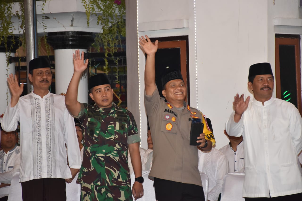 Dandim Madiun Dampingi Walikota Lepas Peserta Pawai Takbir Keliling