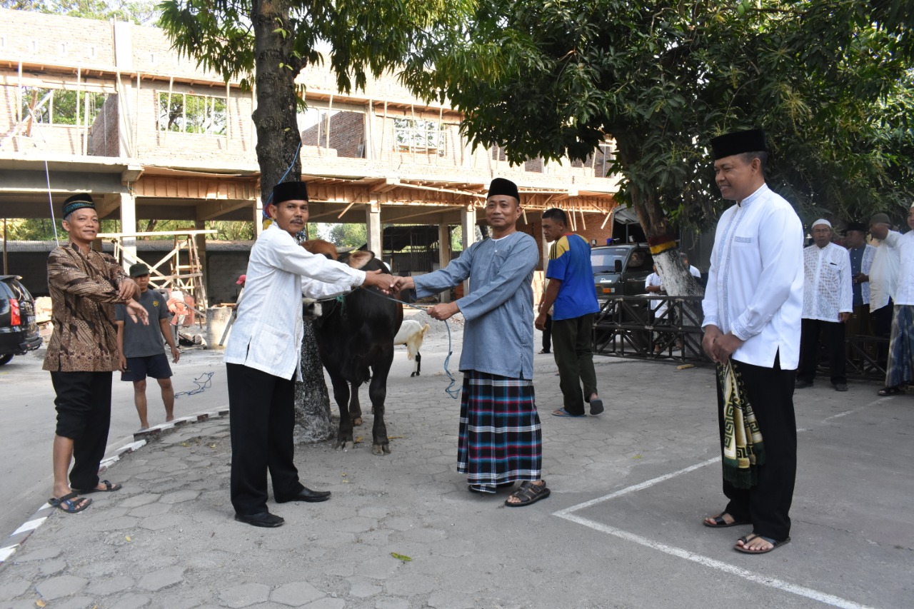 Dandim Ngawi Menyerahkan Secara Simbolis Hewan Qurban