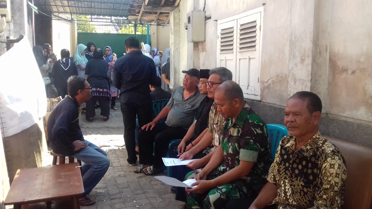 Kepedulian di wilayah Babinsa Melayat Kerumah Duka Warga Yang Meninggal Dunia