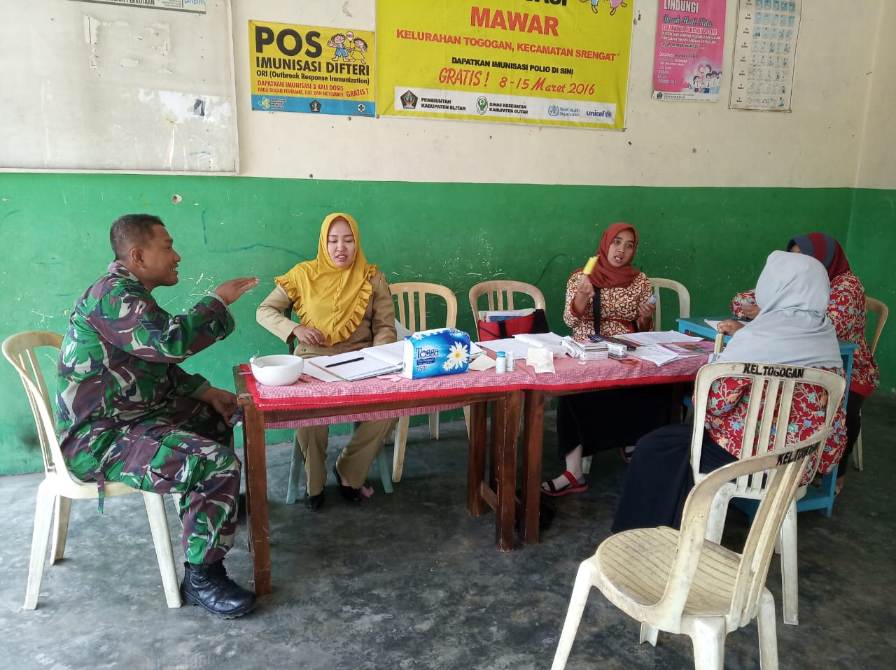 Serka Matwira Babinsa Kel. Togokan Koramil Srengat Bantu Imunisasi