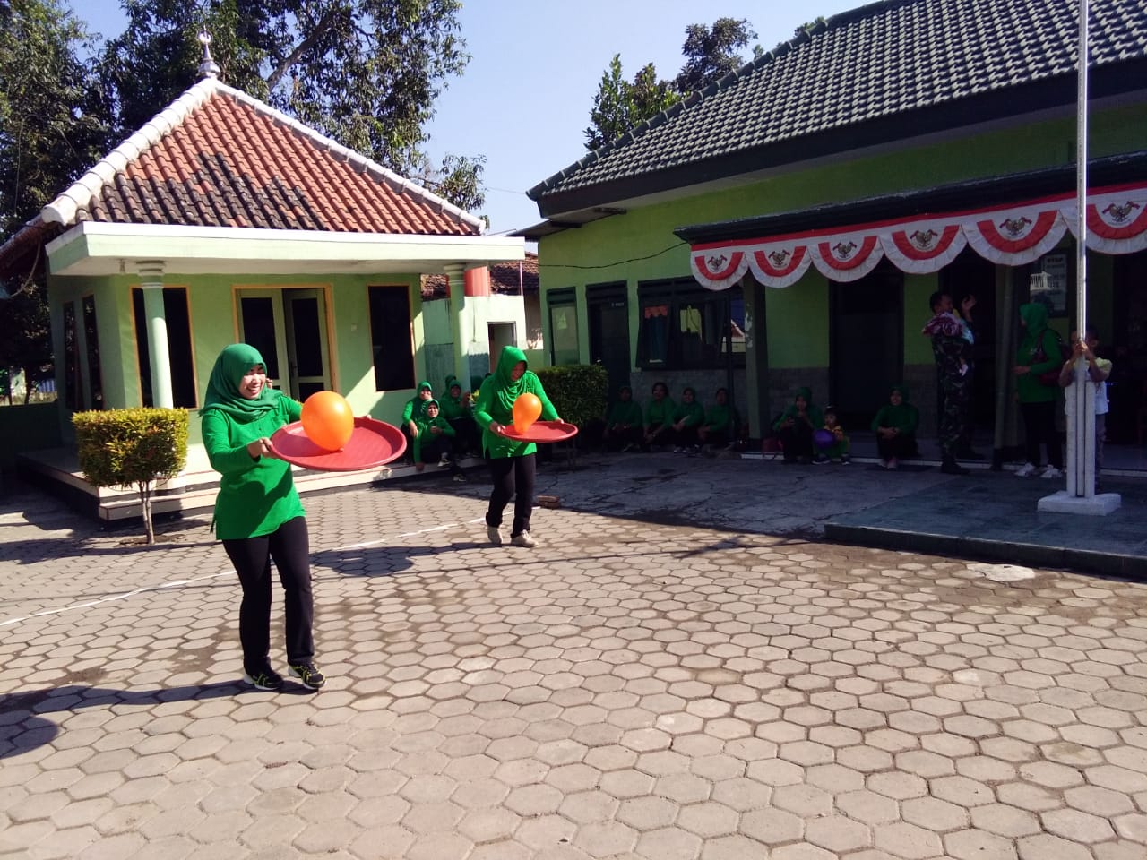 Sambut HUT Ke 74 RI, Koramil Saradan Gelar Lomba Tradisional Antar Persit