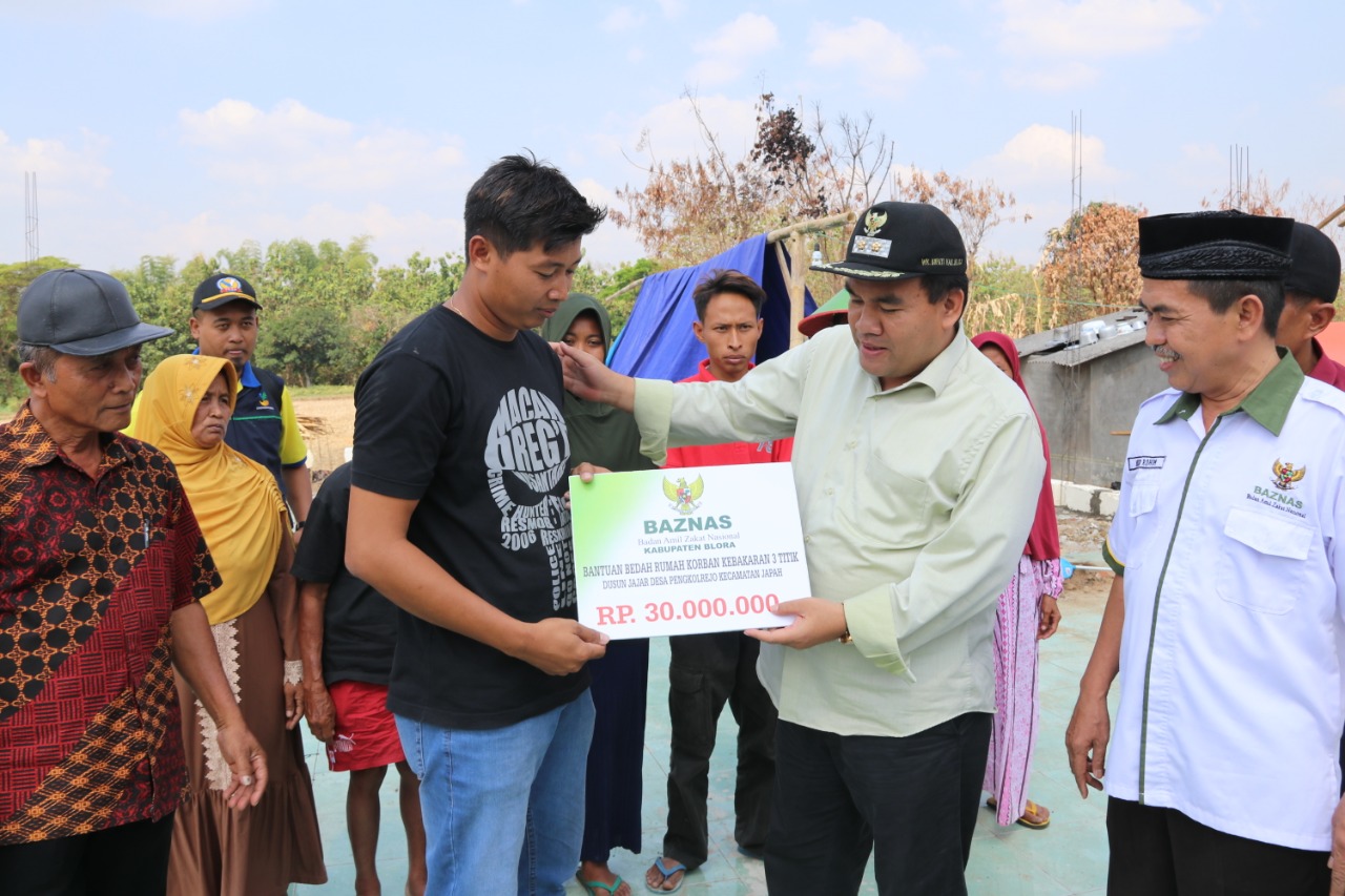 Wakil Bupati Serahkan Bantuan Untuk Korban Kebakaran Di Desa Pengkolrejo