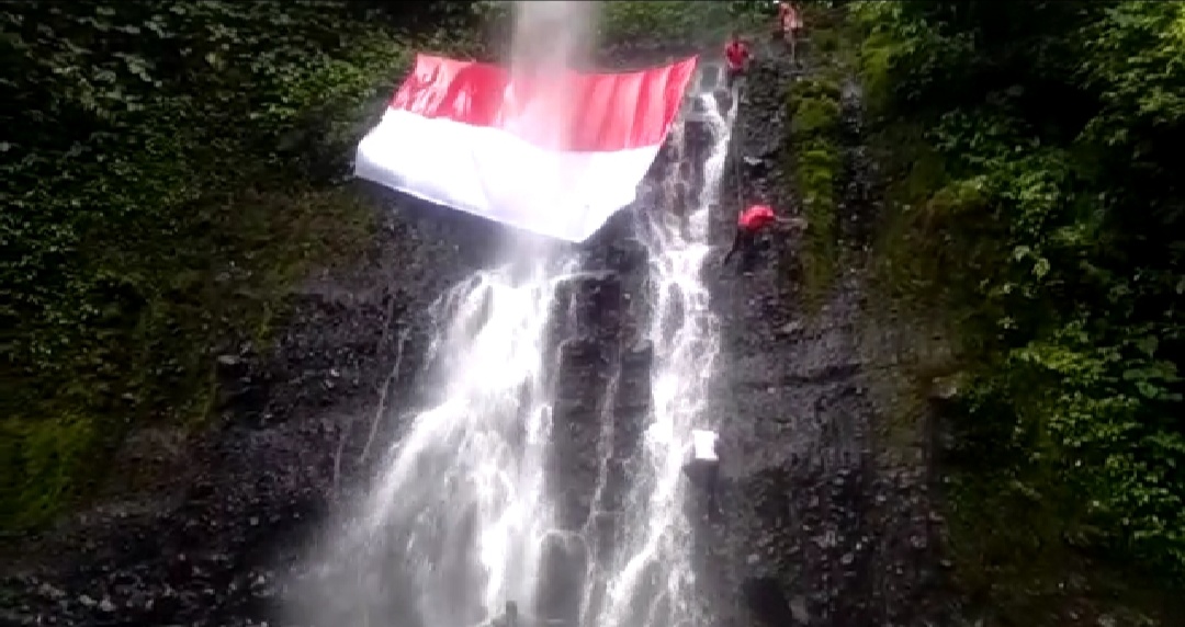 Video Pengibaran Bendera Ukuran 7×4 Meter  Di Air Terjun Way Tayas