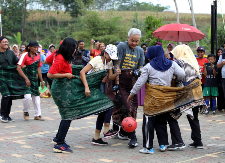 Ganjar Kerepotan Tanding Emak-Emak futsal, Dalam Rangka Hari Ulang Tahun RI ke-74