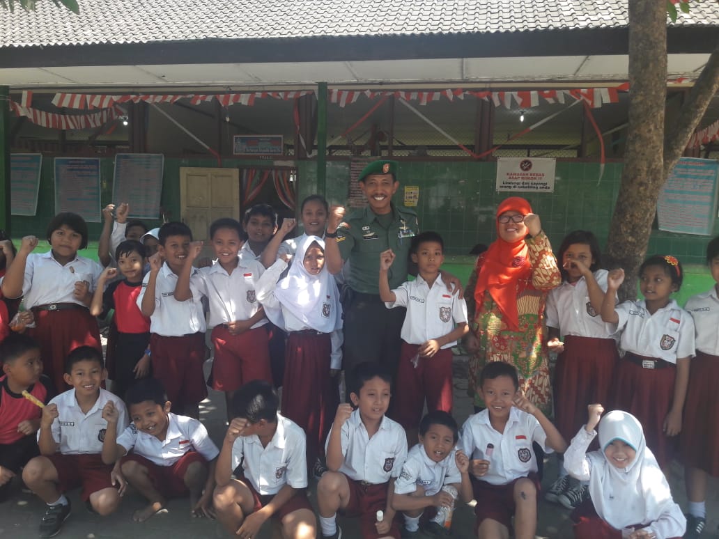 Sertu Junaidi, Tanamkan Jiwa Nasionalisme dan Patriotisme di SD 21 Surakarta