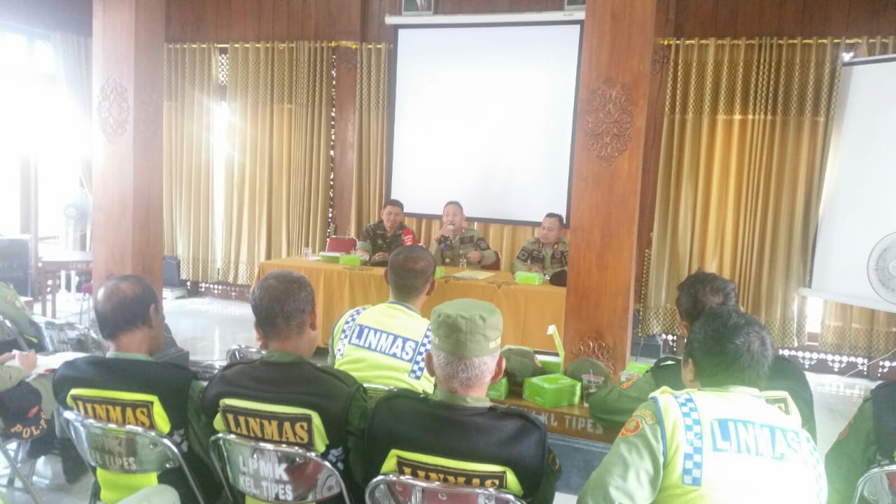 Inilah Pesan Babinsa Kelurahan Tipes Dalam Acara Rapat Evaluasi Linmas