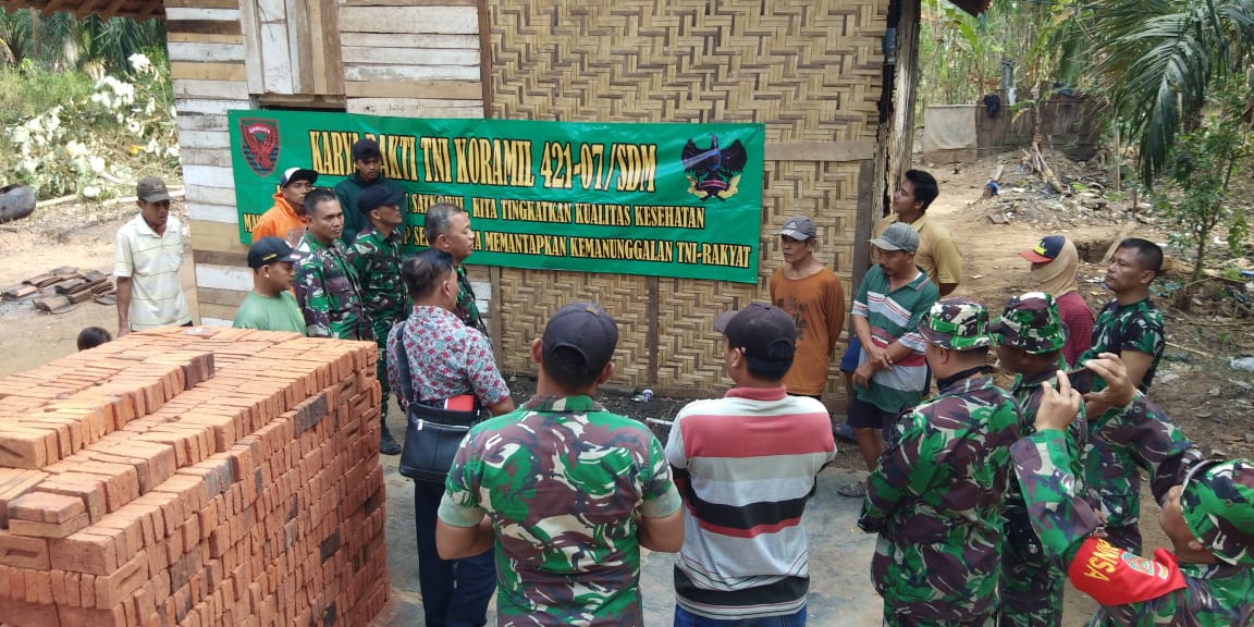 Koramil Sidomulyo Bedah Rumah Milik Warga Desa Campang Tiga