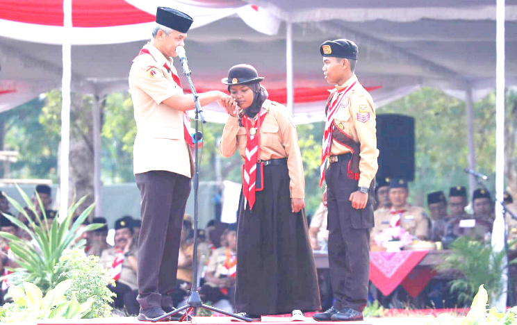 Laptop Untuk Dua Anggota Pramuka Dari Ganjar Pranowo