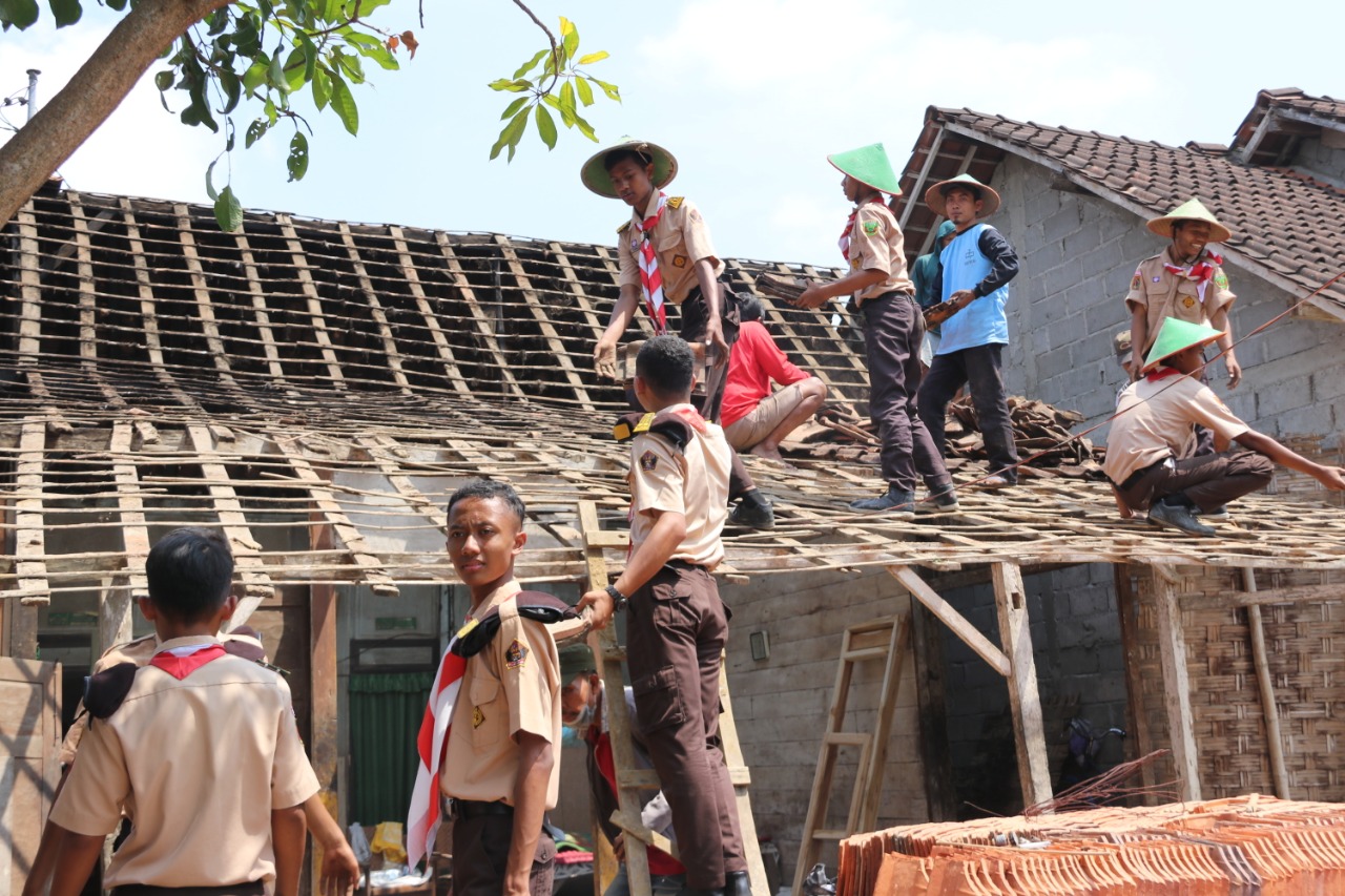 BERSAMA PRAMUKA, GANJAR PRANOWO SALURKAN BANTUAN BEDAH RUMAH LANSIA